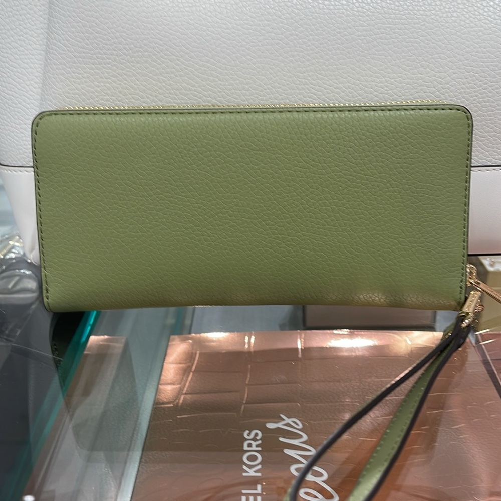 MICHAEL KORS
Leather Continental Wristlet Phone Case Wallet 
Light Sage
NWT - Picture 4 of 16